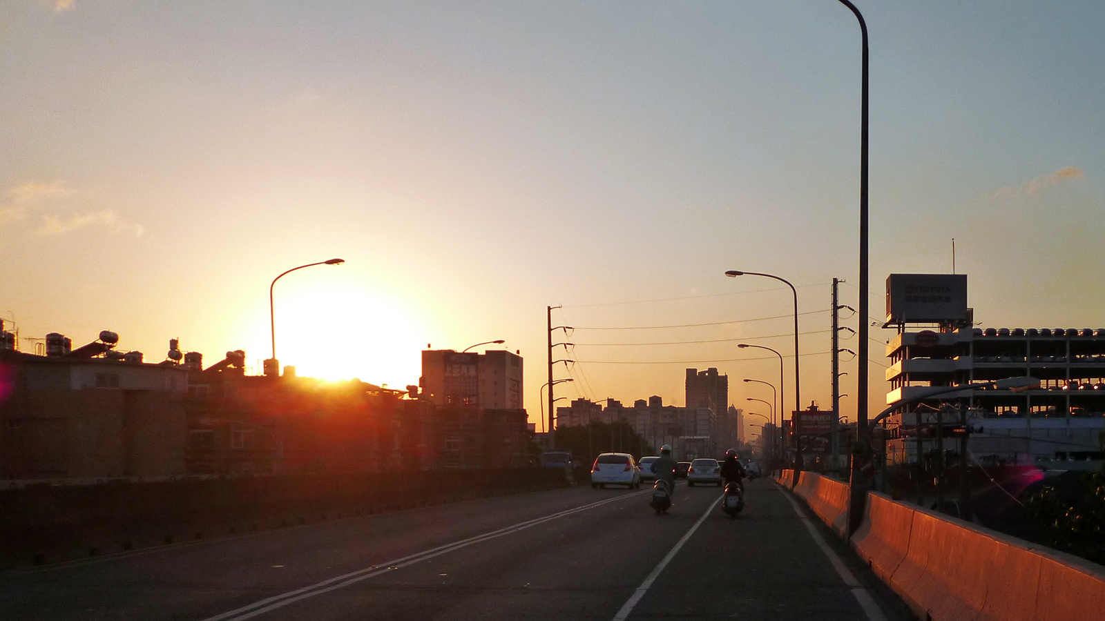 鳳山區台1線大智陸橋上的強烈夕陽